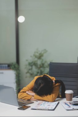 Asyalı kadınlar dizüstü bilgisayarda çalışırken streslidirler, ofiste başı ağrıyan Asyalı iş kadını, işte hasta hissederler, yer kopyalayabilirler.