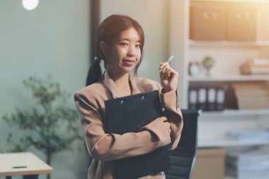 Asyalı kadınlar dizüstü bilgisayarda çalışırken streslidirler, ofiste başı ağrıyan Asyalı iş kadını, işte hasta hissederler, yer kopyalayabilirler.