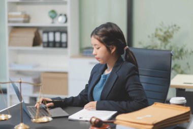 Kadın iş kadını avukatlar hukuk firmalarında çalışıyor. Yargıç Tokmak adalet terazisinden. Hukuk hukuku, avukat, belgeler, tavsiye ve adalet kavramı.