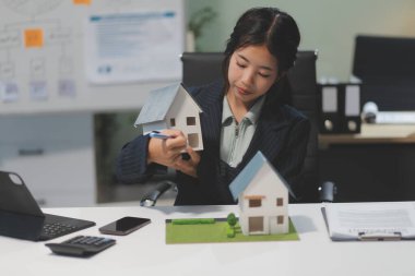Emlakçılar, konut modellerini müşterilere ayrıntılı bir şekilde anlatma, evler ve satın alma kredileri hakkında bilgi verme ve sunma konularında açıklar. Gayrimenkul ticareti.