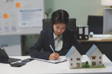 Emlakçılar, konut modellerini müşterilere ayrıntılı bir şekilde anlatma, evler ve satın alma kredileri hakkında bilgi verme ve sunma konularında açıklar. Gayrimenkul ticareti.