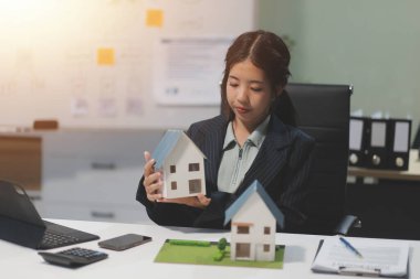 Emlakçılar, konut modellerini müşterilere ayrıntılı bir şekilde anlatma, evler ve satın alma kredileri hakkında bilgi verme ve sunma konularında açıklar. Gayrimenkul ticareti.