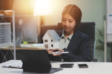 Emlakçılar, konut modellerini müşterilere ayrıntılı bir şekilde anlatma, evler ve satın alma kredileri hakkında bilgi verme ve sunma konularında açıklar. Gayrimenkul ticareti.