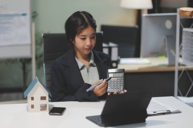 Emlakçılar, konut modellerini müşterilere ayrıntılı bir şekilde anlatma, evler ve satın alma kredileri hakkında bilgi verme ve sunma konularında açıklar. Gayrimenkul ticareti.