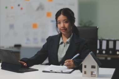 Emlakçılar, konut modellerini müşterilere ayrıntılı bir şekilde anlatma, evler ve satın alma kredileri hakkında bilgi verme ve sunma konularında açıklar. Gayrimenkul ticareti.