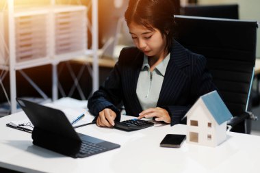 Emlakçılar, konut modellerini müşterilere ayrıntılı bir şekilde anlatma, evler ve satın alma kredileri hakkında bilgi verme ve sunma konularında açıklar. Gayrimenkul ticareti.