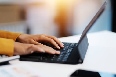 Ofiste çalışan gülümseyen Asyalı bir kadının portresi kopya alanı olan bir bilgisayar kullanıyor. İşyeri sahipleri online pazarlama e-pazarlama, ev konseptinden çalışmalar...