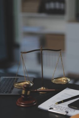 Kadın iş kadını avukatlar hukuk firmalarında çalışıyor. Yargıç Tokmak adalet terazisinden. Hukuk hukuku, avukat, belgeler, tavsiye ve adalet kavramı.
