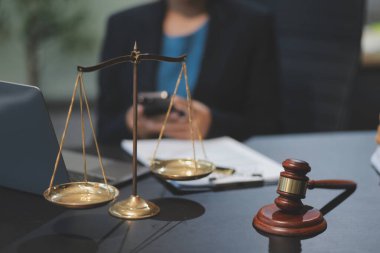 Kadın iş kadını avukatlar hukuk firmalarında çalışıyor. Yargıç Tokmak adalet terazisinden. Hukuk hukuku, avukat, belgeler, tavsiye ve adalet kavramı.