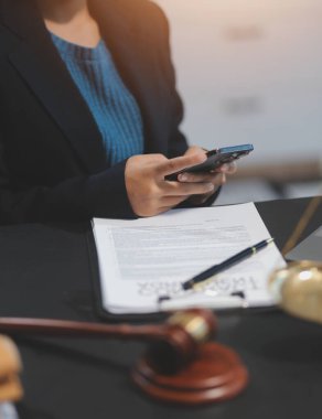 Kadın iş kadını avukatlar hukuk firmalarında çalışıyor. Yargıç Tokmak adalet terazisinden. Hukuk hukuku, avukat, belgeler, tavsiye ve adalet kavramı.