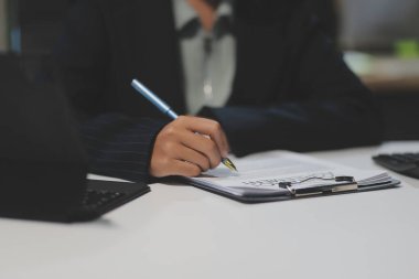 Emlakçılar, konut modellerini müşterilere ayrıntılı bir şekilde anlatma, evler ve satın alma kredileri hakkında bilgi verme ve sunma konularında açıklar. Gayrimenkul ticareti.