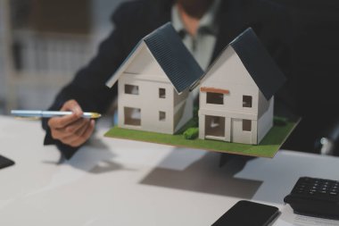 Emlakçılar, konut modellerini müşterilere ayrıntılı bir şekilde anlatma, evler ve satın alma kredileri hakkında bilgi verme ve sunma konularında açıklar. Gayrimenkul ticareti.