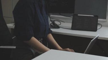 Ofiste bilgisayar kullanan kadın