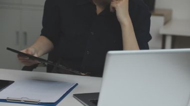 Ofiste tablet bilgisayarla çalışan iş kadını