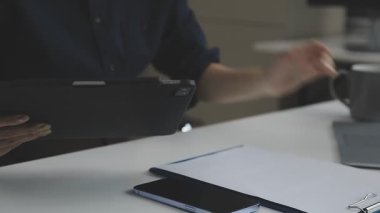 Ofiste çalışan bir işadamı.