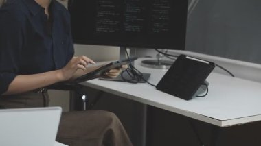 Dizüstü bilgisayarla çalışan kadın