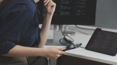 genç kadın dijital tablet kullanma