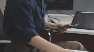 Ofiste dijital tablet kullanan iş kadını.