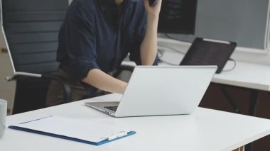 Ofiste çalışan kadın.