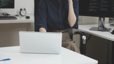 Ofiste çalışan bilgisayarlı genç bir kadın.