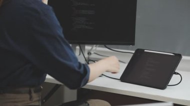 Ofisinde tablet bilgisayarı olan genç bir işadamı