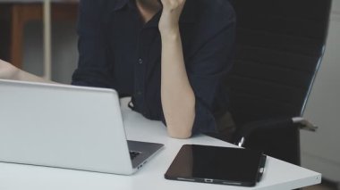 Ofiste dizüstü bilgisayar kullanan genç kadın, kapat.