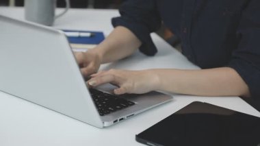 Laptop klavyesinde yazan kadın. Kafede dizüstü bilgisayar kullanan bir kadın..