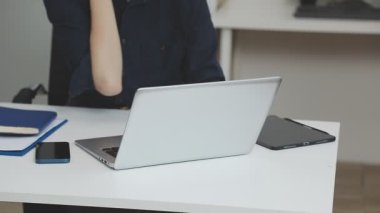 Ofisteki dizüstü bilgisayarda çalışan iş kadını..