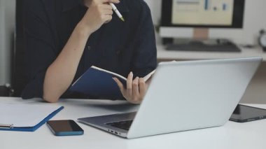 ofiste bilgisayar üzerinde çalışan iş adamı