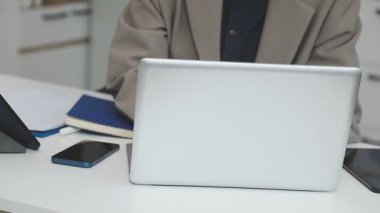 İşadamı ofiste dizüstü bilgisayarda çalışıyor.