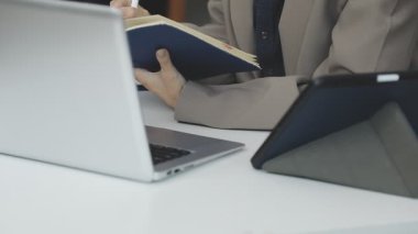 Genç adam evde çalışıyor.