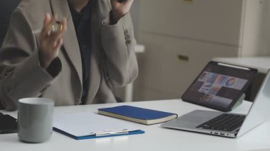 Masada çalışan bir iş adamı.