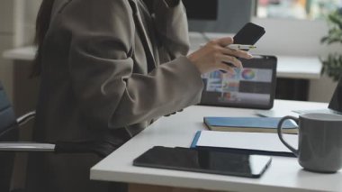 Cep telefonuyla ofiste iş kadını.