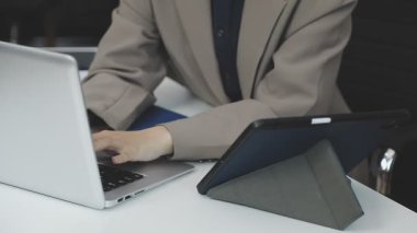 Ofiste dijital tablet kullanan iş kadını