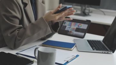 Bilgisayar ofiste çalışan kadın