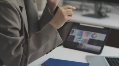 İş kadını ofiste tablet bilgisayar kullanıyor.