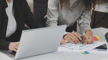 Modern ofiste dizüstü bilgisayarla çalışan iş ekibini kapatın..