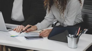 İş ekibi ofiste yeni projeyi tartışıyor