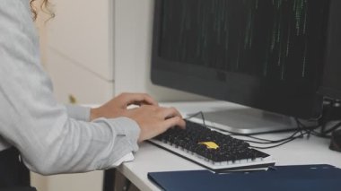 Dizüstü bilgisayarı olan genç bir kadın.