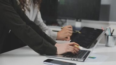 Genç bayan girişimci ofiste çalışıyor.