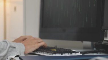 Erkeklerin odadaki bilgisayar klavyesinde yazışlarını kapat