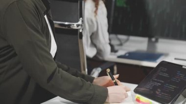 Genç İşadamı İşyerinde Dijital Tablet Kullanıyor