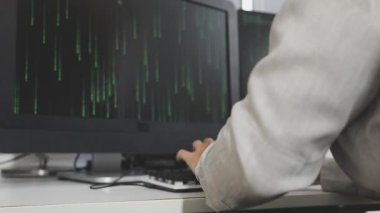 ofiste çalışan genç programcı