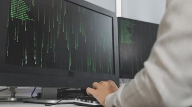 Sunucu odasında çalışan genç hacker