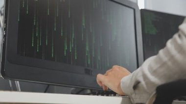 Ofisteki klavye üzerinde bilgisayar ve daktilo tutan işadamlarının kapatılması