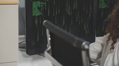 Bilgisayardaki hacker.