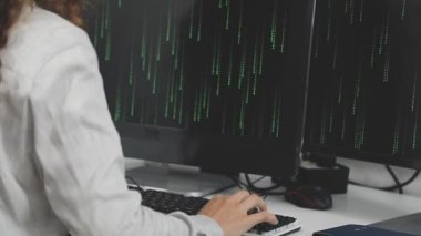 bilgisayar klavye üzerinde tipik kadın