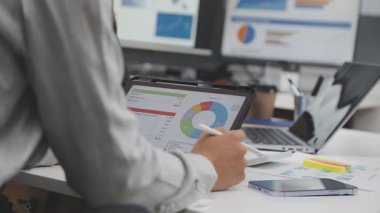 Genç işadamı görevdeki mali verileri analiz ediyor
