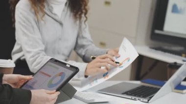 Ofiste çalışan iş insanlar