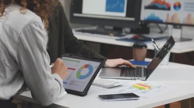 İşadamları ofiste bir proje üzerinde çalışıyorlar..